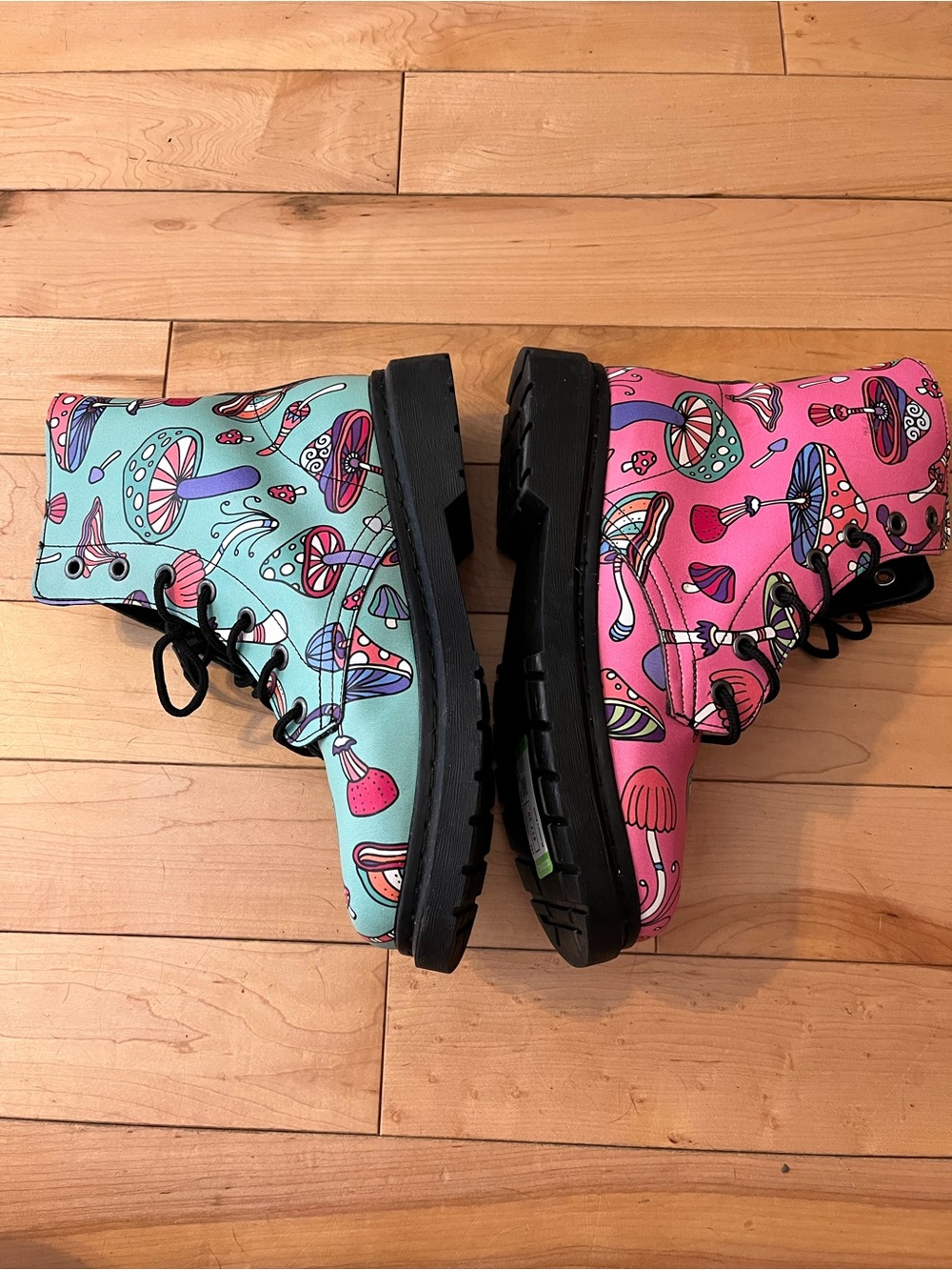 offbeat Sweetie Mismatched Mushrooms Boots lace up combat style green pink sz 10 - Picture 4 of 8